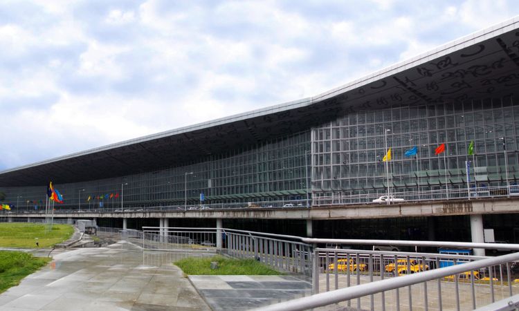 top 10 largest airport in India by area